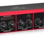 بيرينجر مضخم صوت للميكروفون، احمر واسود (UV1)